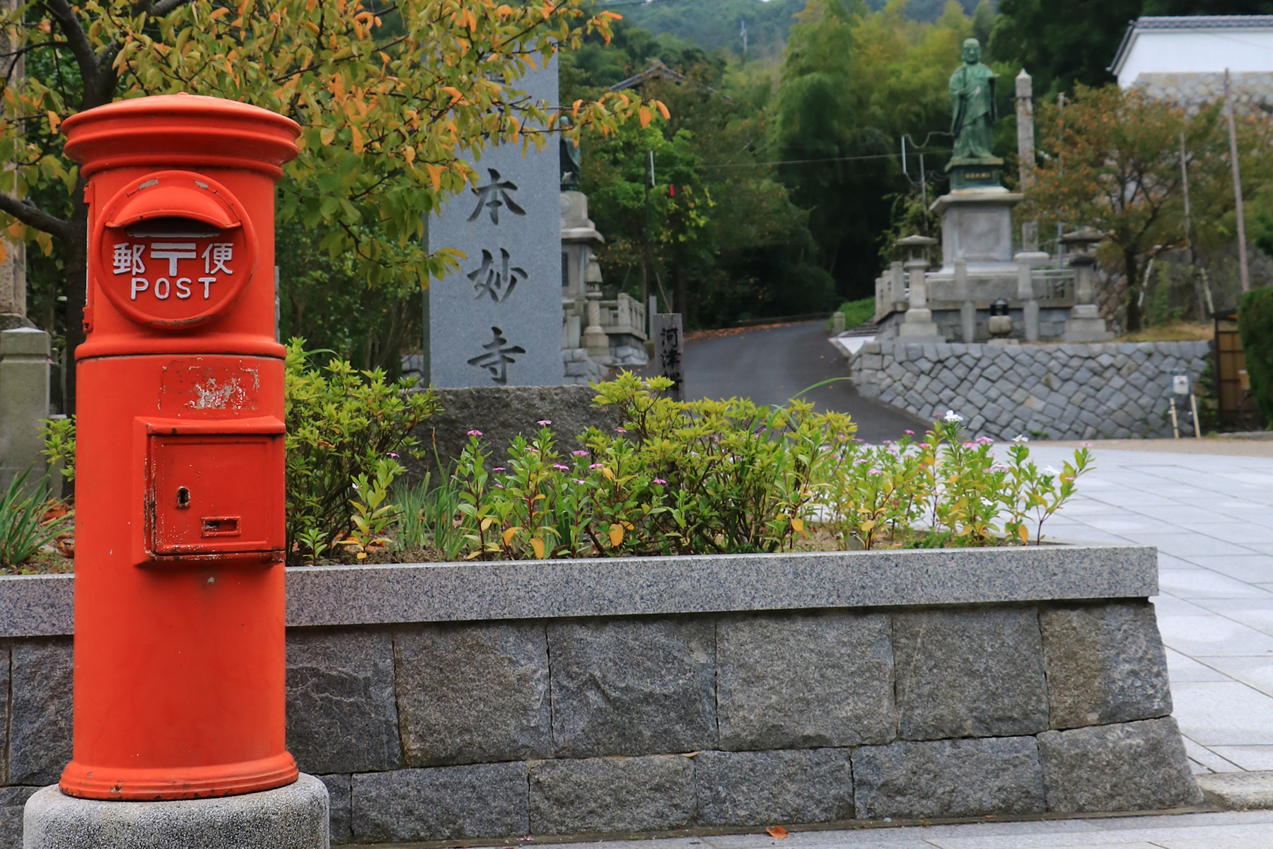 本妙寺前の円柱ポスト