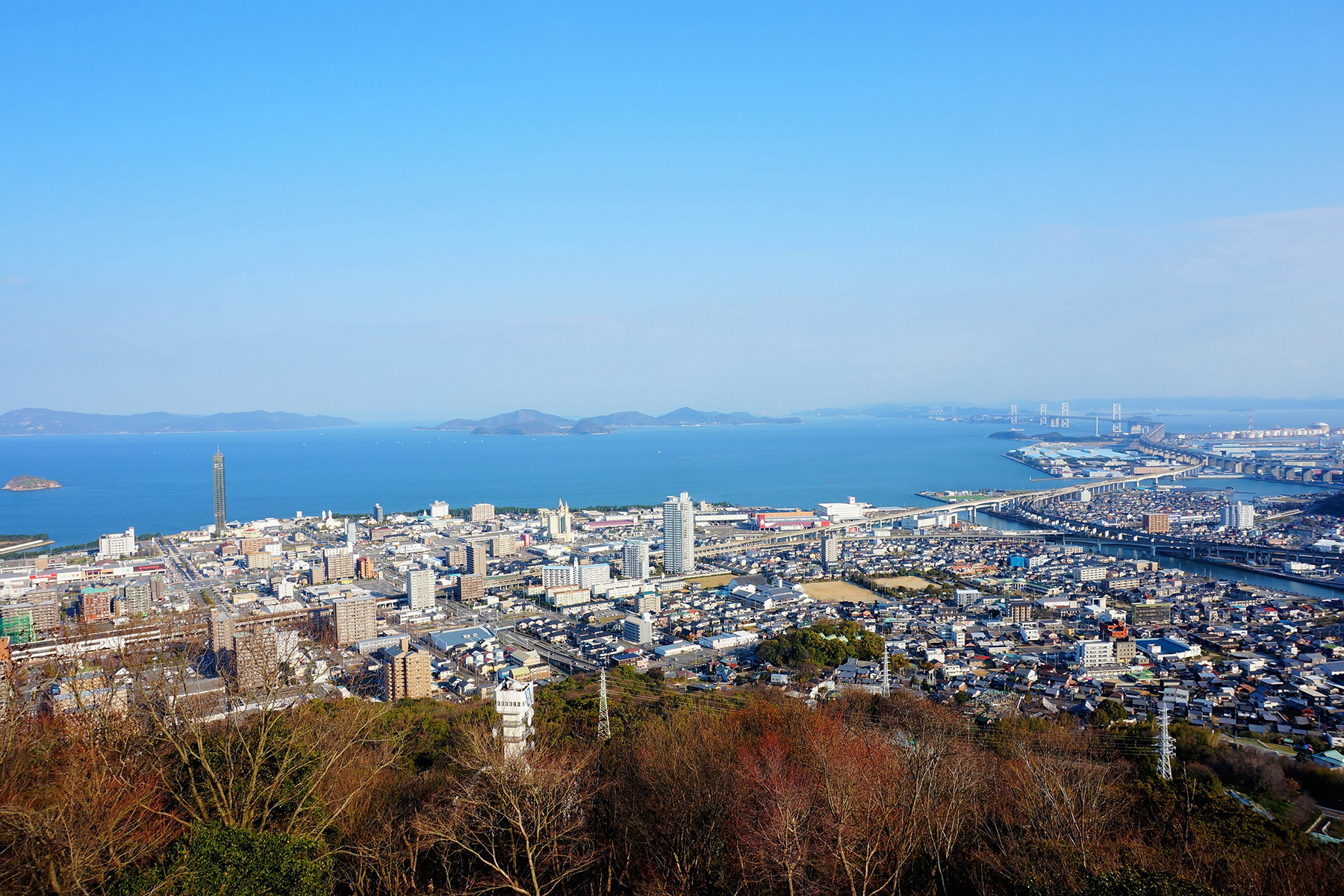 青の山から望む宇多津の街並み